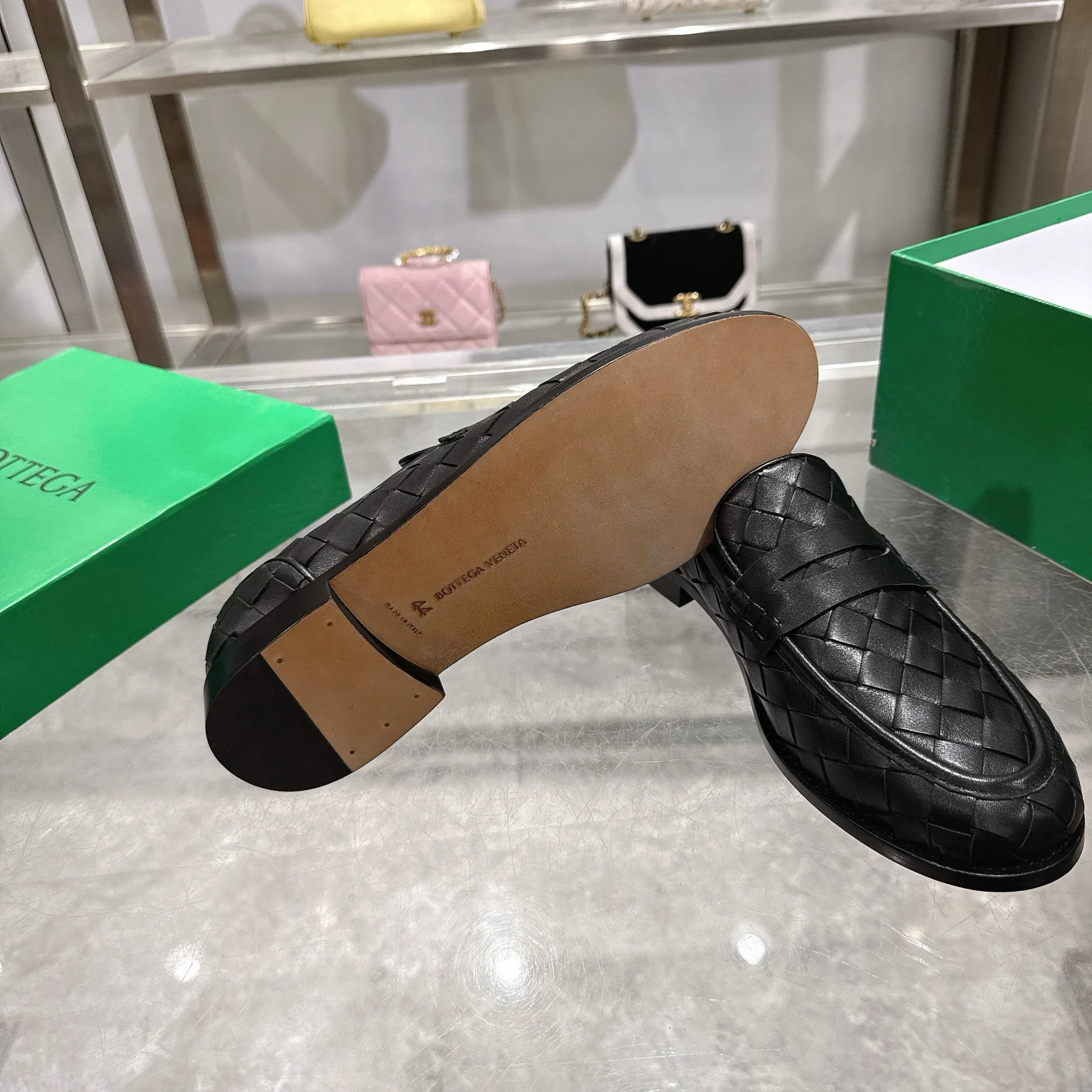 [BV] Top P: 820💰Size for couples: Female 35-39 Male 39--44 (Female 40. Male 38.45.46.47 customization is not returnable) [Note‼ ️] Add 💰 to size 46, add 💰 to size 47. Bottega Veneta small round toe braided formal leather shoes for couples in 2026 spring counters! Grained cowhide woven! Solid color Niuli! Leather outsole! [Rose][Rose]! Purely hand-woven and operated, the original board is reproduced one-to-one! quality assurance!